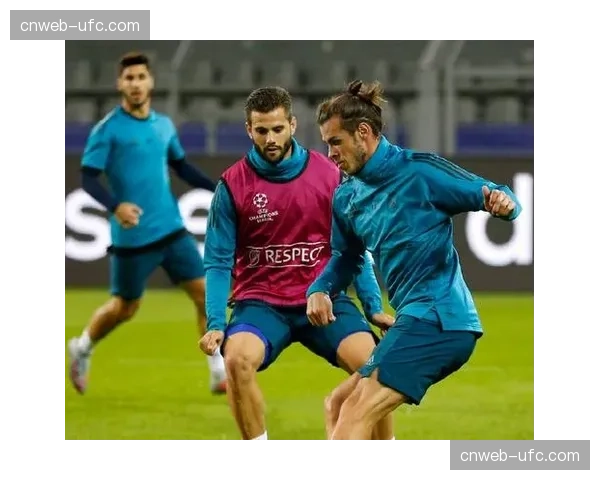 球迷在威斯特法伦球场外抗议欧冠改制计划