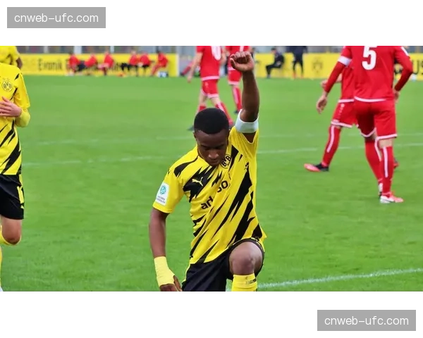 “闪电脚”费兰-托雷斯：通过视频分析其反击中无球跑动的选择