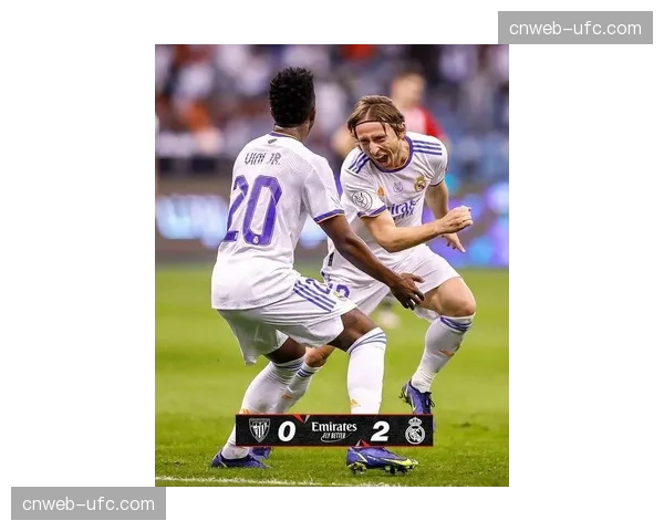 特写：38岁的莫德里奇替补登场，用传球掌控比赛节奏